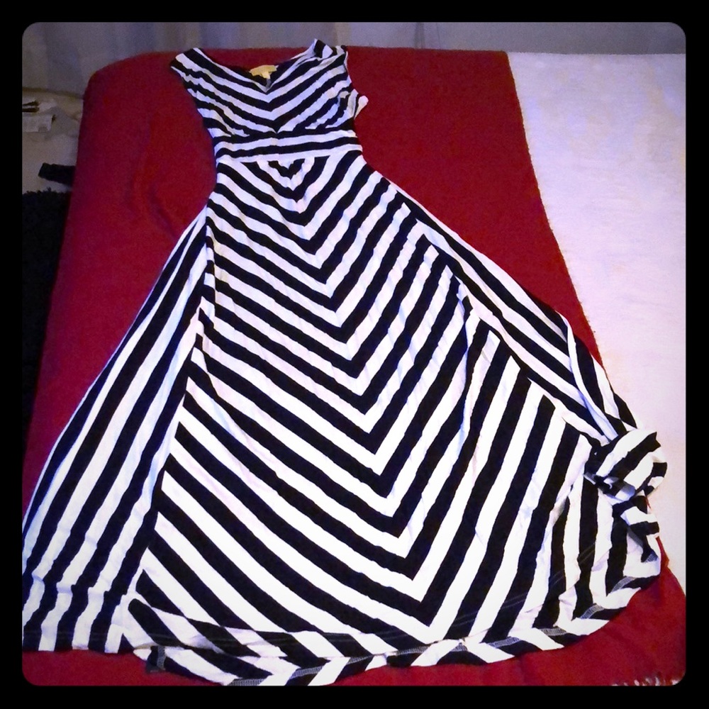 Super Comfortable Maxi Liz Lange!!!!